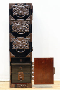 稀少サイズ!! 鶴亀の豪華装飾金具で華やかな面持ちをした庄内箪笥 BB3313