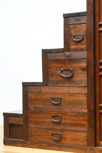 気品ある色艶に伝統の風格漂う両面手摺付き階段箪笥 BB3317