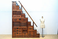 気品ある色艶に伝統の風格漂う両面手摺付き階段箪笥 BB3317