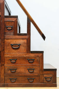 気品ある色艶に伝統の風格漂う両面手摺付き階段箪笥 BB3317