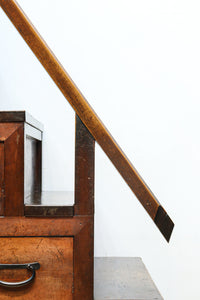 気品ある色艶に伝統の風格漂う両面手摺付き階段箪笥 BB3317