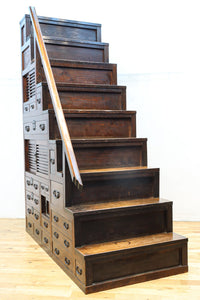 気品ある色艶に伝統の風格漂う両面手摺付き階段箪笥 BB3317