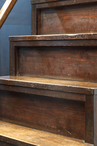 気品ある色艶に伝統の風格漂う両面手摺付き階段箪笥 BB3317