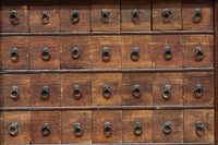 古色を帯びた枯れ具合に圧巻の引き出しが並ぶ百目箪笥 BB3320