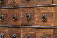 古色を帯びた枯れ具合に圧巻の引き出しが並ぶ百目箪笥 BB3320