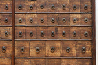 古色を帯びた枯れ具合に圧巻の引き出しが並ぶ百目箪笥 BB3320