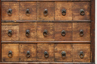 古色を帯びた枯れ具合に圧巻の引き出しが並ぶ百目箪笥 BB3320
