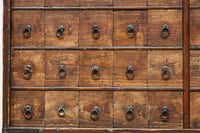 古色を帯びた枯れ具合に圧巻の引き出しが並ぶ百目箪笥 BB3320