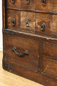 古色を帯びた枯れ具合に圧巻の引き出しが並ぶ百目箪笥 BB3320