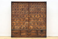 古色を帯びた枯れ具合に圧巻の引き出しが並ぶ百目箪笥 BB3320