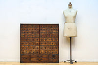 古色を帯びた枯れ具合に圧巻の引き出しが並ぶ百目箪笥 BB3320