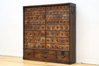 古色を帯びた枯れ具合に圧巻の引き出しが並ぶ百目箪笥 BB3320