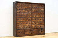 古色を帯びた枯れ具合に圧巻の引き出しが並ぶ百目箪笥 BB3320