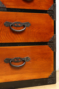 落ち着いた朱の色彩に丸金具を添えた上品な最上衣裳箪笥 BB3322