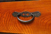 落ち着いた朱の色彩に丸金具を添えた上品な最上衣裳箪笥 BB3322