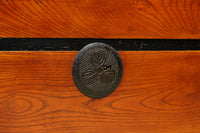 落ち着いた朱の色彩に丸金具を添えた上品な最上衣裳箪笥 BB3322