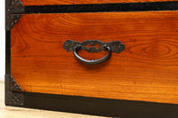 落ち着いた朱の色彩に丸金具を添えた上品な最上衣裳箪笥 BB3322