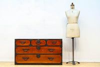 落ち着いた朱の色彩に丸金具を添えた上品な最上衣裳箪笥 BB3322