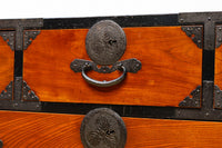 落ち着いた朱の色彩に丸金具を添えた上品な最上衣裳箪笥 BB3322