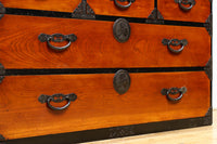 落ち着いた朱の色彩に丸金具を添えた上品な最上衣裳箪笥 BB3322