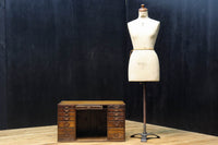 味わい深い面持ちの両袖タイプの彫金机 BB3325