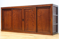 視線を離せない程に美しい波を打つような杢目の4枚引き戸の水屋箪笥 BB3327