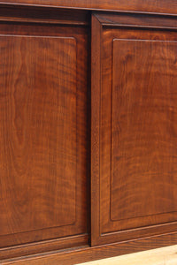 視線を離せない程に美しい波を打つような杢目の4枚引き戸の水屋箪笥 BB3327