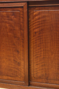 視線を離せない程に美しい波を打つような杢目の4枚引き戸の水屋箪笥 BB3327