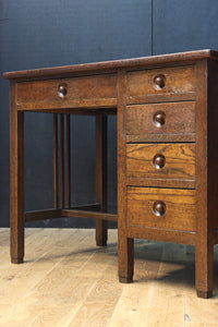 デザイン性の高いレトロ感溢れるデスク BB3332