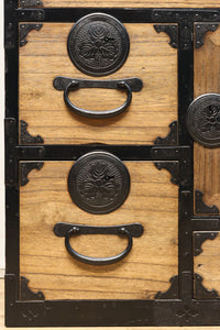 木地色の色彩を黒枠で整えた雅で美しい最上箪笥 BB3334