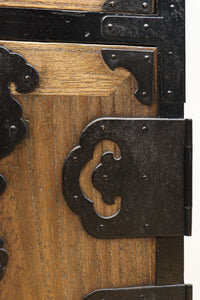 木地色の色彩を黒枠で整えた雅で美しい最上箪笥 BB3334