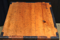 木地色の色彩を黒枠で整えた雅で美しい最上箪笥 BB3334