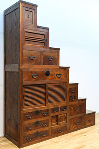 優美なけやき杢目に漆の艶やかな光沢が貫録を漂わす美濃階段箪笥 BB3337