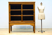 シンプル装飾でレトロな雰囲気あるガラスケース(脚付き) BB3372