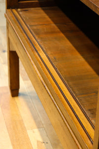 シンプル装飾でレトロな雰囲気あるガラスケース(脚付き) BB3372