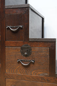 小型サイズ!! 歳月を重ねた時代の風格漂う階段箪笥 BB3380