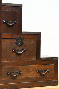 小型サイズ!! 歳月を重ねた時代の風格漂う階段箪笥 BB3380