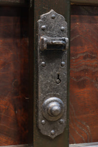 珍品!! 赤みを帯びた艶やかな色彩と丸金具が趣きを深める収納箪笥 BB3381