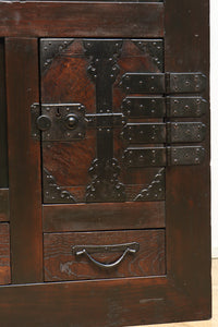 珍品!! 赤みを帯びた艶やかな色彩と丸金具が趣きを深める収納箪笥 BB3381