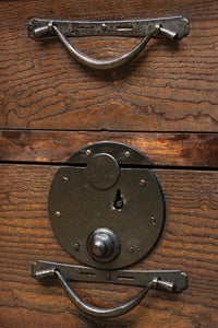 珍品!! 赤みを帯びた艶やかな色彩と丸金具が趣きを深める収納箪笥 BB3381