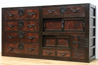 珍品!! 赤みを帯びた艶やかな色彩と丸金具が趣きを深める収納箪笥 BB3381