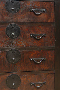 珍品!! 赤みを帯びた艶やかな色彩と丸金具が趣きを深める収納箪笥 BB3381
