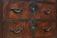 珍品!! 赤みを帯びた艶やかな色彩と丸金具が趣きを深める収納箪笥 BB3381