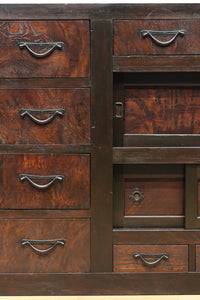 珍品!! 赤みを帯びた艶やかな色彩と丸金具が趣きを深める収納箪笥 BB3381