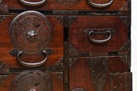 幅554ミリ!! 大振り金具で時代の風格漂う小間物箪笥 BB3389