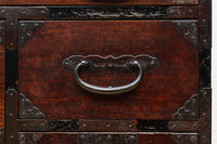 幅554ミリ!! 大振り金具で時代の風格漂う小間物箪笥 BB3389