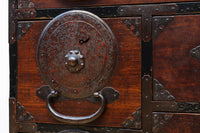 幅554ミリ!! 大振り金具で時代の風格漂う小間物箪笥 BB3389