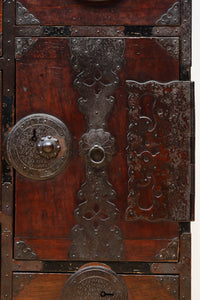 幅554ミリ!! 大振り金具で時代の風格漂う小間物箪笥 BB3389