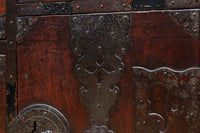 幅554ミリ!! 大振り金具で時代の風格漂う小間物箪笥 BB3389