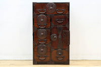 幅554ミリ!! 大振り金具で時代の風格漂う小間物箪笥 BB3389